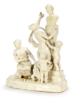 statue représentant un groupe de personnes assises sur un rocher, avec un oiseau en vol
