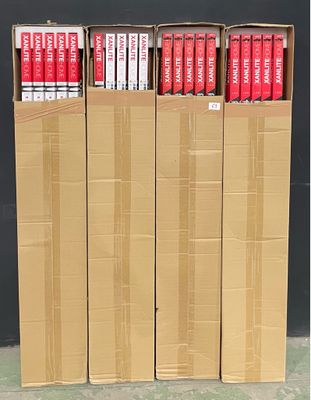 six cartons de livres empilés les uns sur les autres