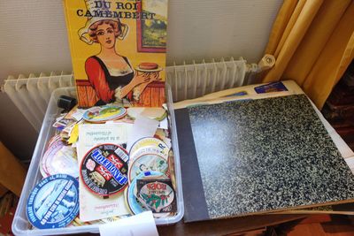 un plateau avec un livre et un plateau de nourriture posés sur une table