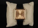 une photo d'une montre-bracelet posée sur un oreiller