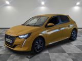 une voiture jaune est garée sur le sol en damier d'un garage