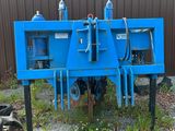 une machine bleue qui est posée dans l'herbe