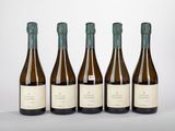 quatre bouteilles de vin sont alignées sur une surface blanche