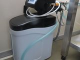 un distributeur d'eau muni d'un tuyau