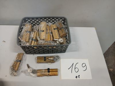Lot de 40 cylindres, double entrée , finition laiton, livrés…