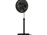 une image représentant un ventilateur noir posé sur un support métallique