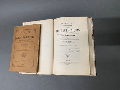 un livre ouvert posé sur une table, sur laquelle se trouve un autre livre