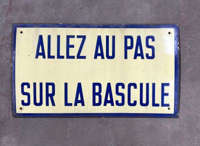 un panneau de signalisation bleu et jaune fixé sur le mur d'un immeuble