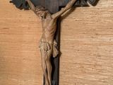 un crucifix en bois accroché au mur