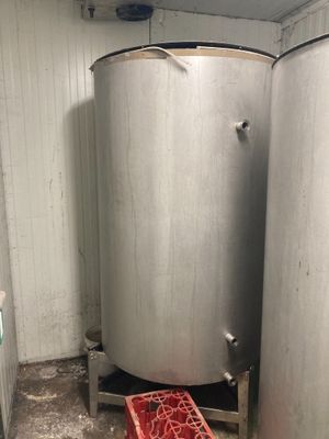 Trois fermenteurs en inox avec une boule de lavage et un soc…