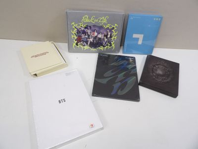 un grand nombre de livres posés sur une table