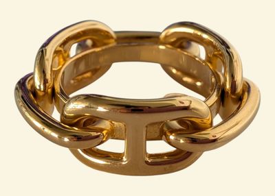 une bague en or à laquelle est attachée une chaîne