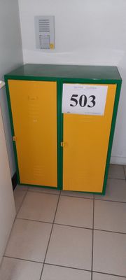 une armoire jaune et verte dans un coin de la salle de bains