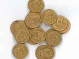 une pile de pièces d'or posée sur une surface blanche