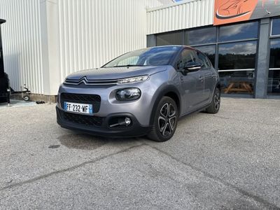 une citrole grise garée devant un immeuble
