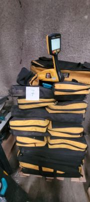 une pile de sacs jaunes et noirs posée sur une palette