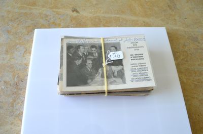un livre avec la photo d'un homme et d'une femme