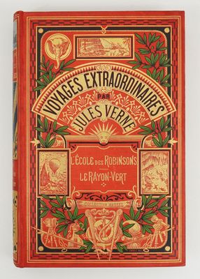 un vieux livre à la couverture rouge et aux lettres dorées