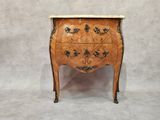 une image d'une petite commode avec un plateau en marbre