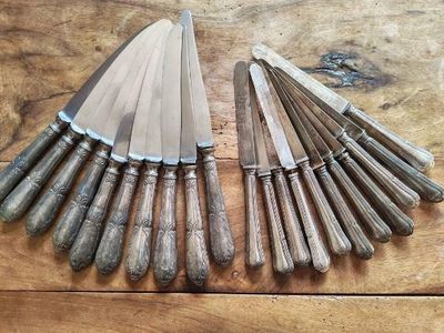 Suite de dix couteaux de table en métal argenté de style Louis XVI à d - Photo 1