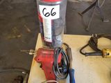une borne d'incendie rouge posée sur une table dans un garage