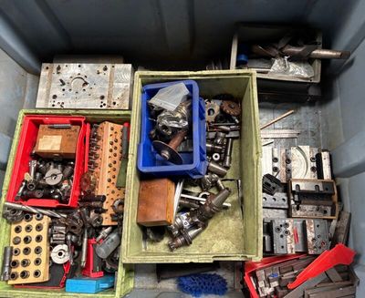 de nombreux types d'outils différents dans les bacs