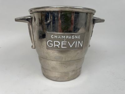 un seau à glace en argent sur lequel est inscrit le mot « Grevin »