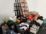 une pièce avec beaucoup d'objets sur le sol