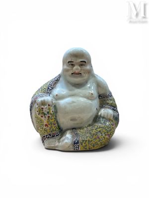 une petite statue représentant un Bouddha souriant, assis sur un coussin
