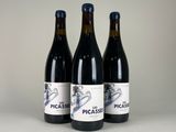trois bouteilles de vin posées sur une table l'une à côté de l'autre