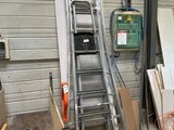 une échelle appuyée contre un mur dans un garage