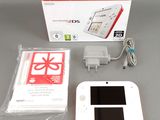 une console Nintendo Wii blanche avec un boîtier rouge