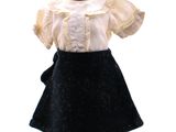 une robe noire et blanche posée sur un présentoir pour mannequin