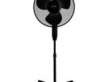 un ventilateur noir posé sur un support métallique, sur fond blanc