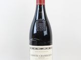 la bouteille de vin est posée sur une surface blanche