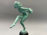 une image représentant une statue d'une femme tenant une balle