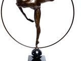 statue d'une femme exécutant un numéro avec un cerceau, posée sur un socle en marbre