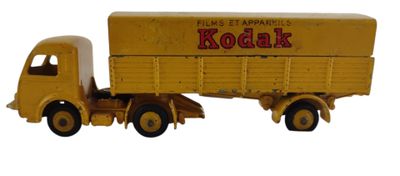 petit camion jouet jaune avec une inscription rouge sur le côté