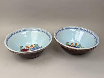 une paire de bols bleus et blancs décorés de fleurs, posés sur une table