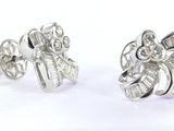 paire de boucles d'oreilles en diamant sur fond blanc