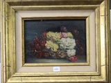 une peinture à l'huile représentant des fleurs, dans un cadre doré, accrochée au mur