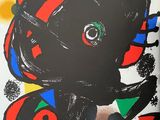l'image d'une photo représentant un chat noir aux yeux rouge, bleu et vert