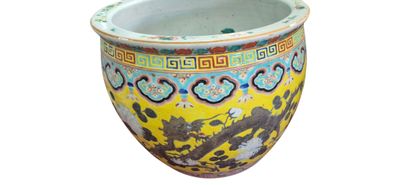 un vase jaune orné de motifs bleus et rouges