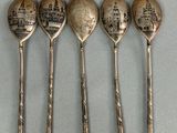 quatre cuillères ornées d'une image représentant une ville