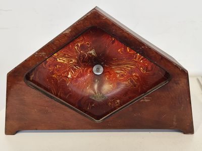 une horloge en bois ornée d'un motif rouge et or