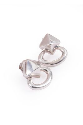 une paire de boucles d'oreilles plaquées argent sur fond blanc