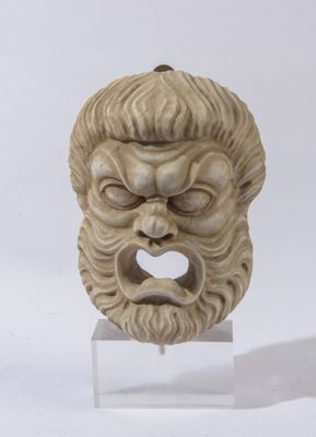 une sculpture représentant un homme barbu, posée sur un socle