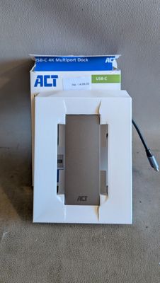 emballage d'une boîte contenant un téléphone, posée sur une table
