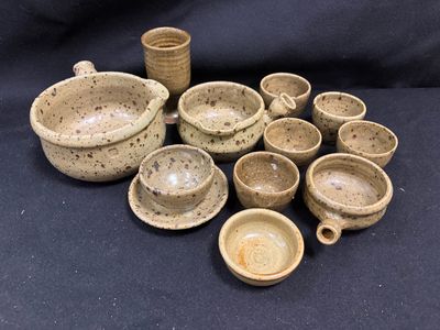 de nombreux bols et tasses posés sur une table