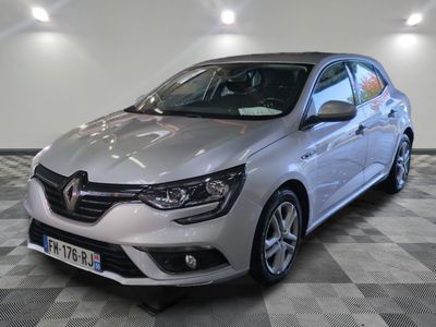la voiture argentée est garée sur un sol en damier dans le garage